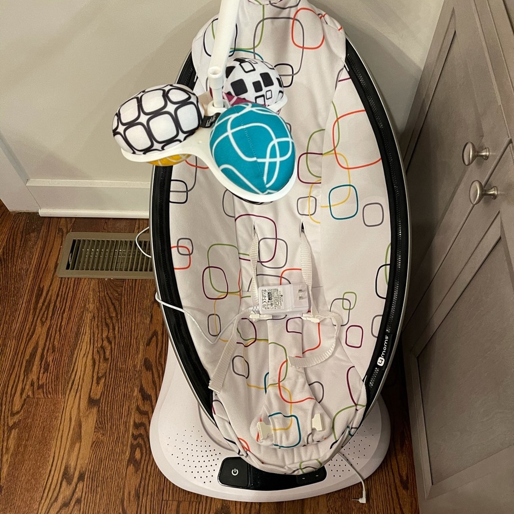4MOMS mamaroo w/ 4 plush infant seat multicolor